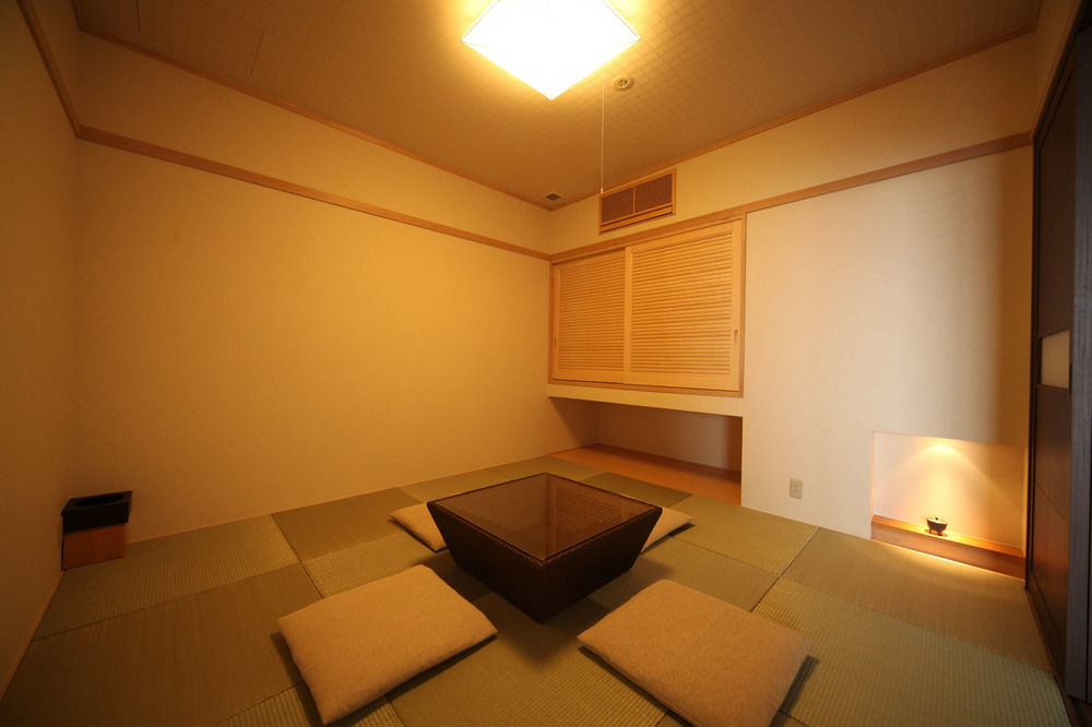 בפו Amane Resort Seikai מראה חיצוני תמונה A traditional Japanese room with a kotatsu