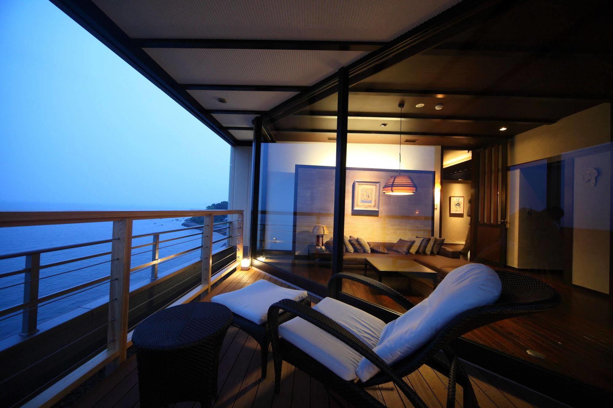 בפו Amane Resort Seikai מראה חיצוני תמונה The balcony of a suite on the World Voyager